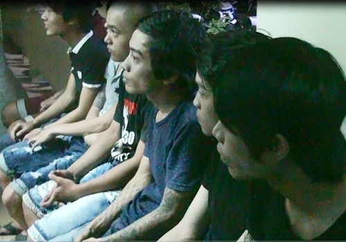 Nhóm 9X chuyên bảo kê 'chân dài' cho quán karaoke Nhóm thanh niên vừa bị bắt giữ. Ảnh: Ngọc Trường/vnExpress