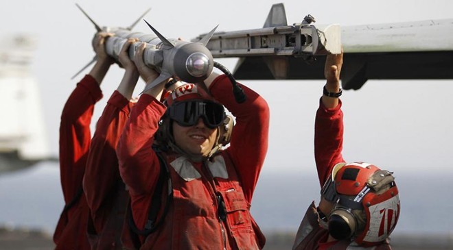 Bản tin 8H: Mỹ tiêu diệt chỉ huy cấp cao al-Qaeda tại Afghanistan Binh sĩ Mỹ chất tên lửa lên máy bay chuẩn bị cho một đợt không kích.