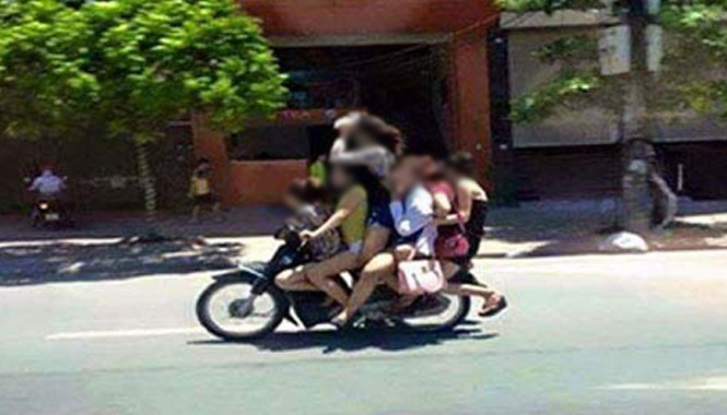 'Gái dịch vụ' và vòng xoáy của những khoản nợ nần Khi có khách gọi thì bảo kê dùng xe máy chở các cô gái đến địa điểm.