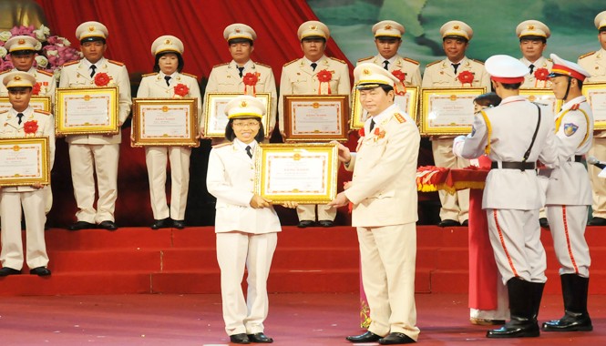 Những tấm gương điển hình chiến sỹ Công an Nhân dân Thiếu tá Nguyễn Thị Thùy Dương nhận Bằng khen của Bộ trưởng Bộ Công an. Ảnh: Tuấn Nguyễn.