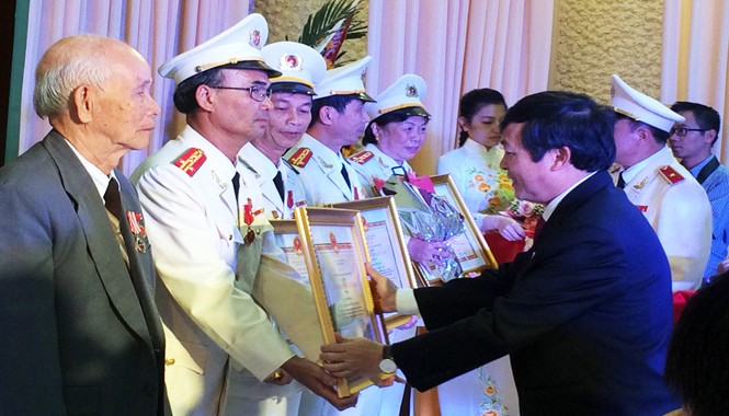 Trao Huân chương Bảo vệ Tổ quốc Hạng Ba cho 9 sĩ quan công an Trao Huân chương Bảo vệ Tổ quốc Hạng Ba.