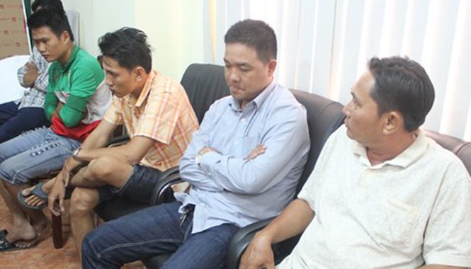C45 đã khởi tố, bắt giam 8 đối tượng vụ logo “xe vua” Các đối tượng bị bắt giữ tại cơ quan điều tra. Ảnh: N.Tuấn.