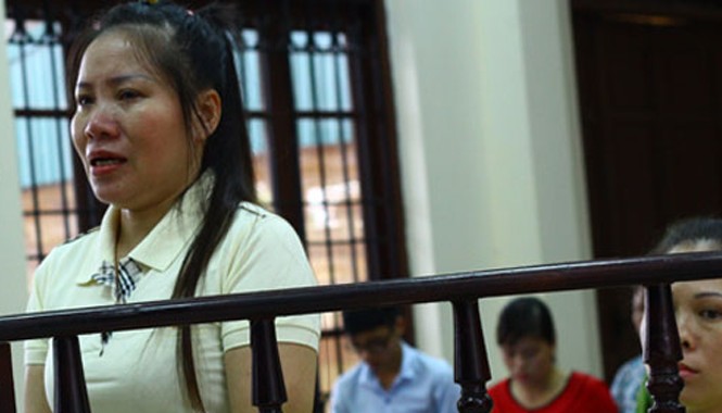 Tuyên án hai 'mẹ mìn' mua bán trẻ ở chùa Bồ Đề Nguyệt (đứng, khóc) và Trang tại phiên toà sơ thẩm.