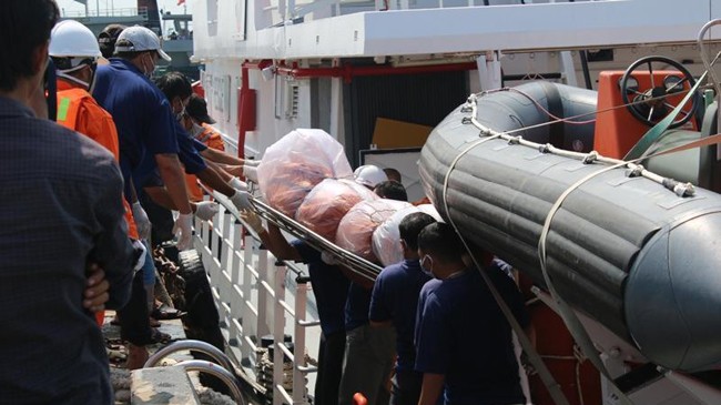 Tìm thấy thuyền viên thứ 13 vụ tàu cá nổ bình gas Lực lượng chức năng đưa thi thể các nạn nhân xấu số lên bờ. Ảnh: Thiên Long/CATP