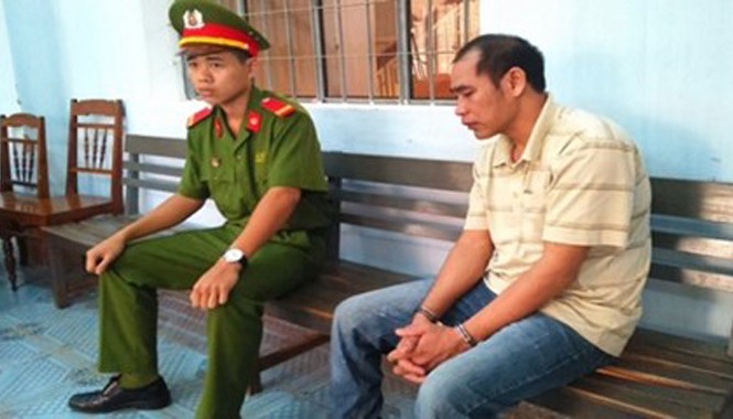 Phơi bày tội ác gã cha nuôi hiếp dâm con gái đến mang thai Bị cáo Y Hem Niê tại tòa.