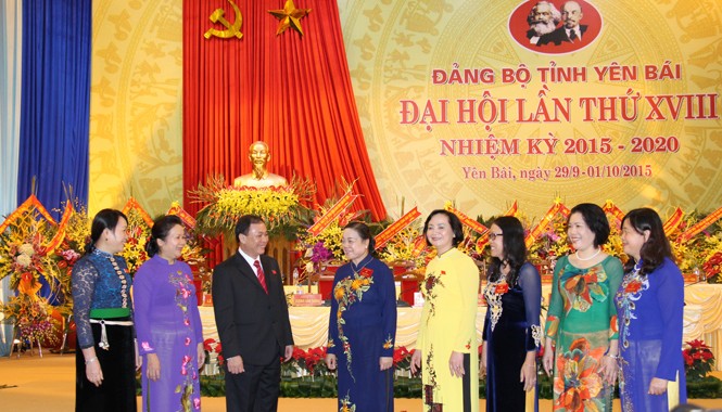 Quan tâm cán bộ trẻ, đưa công nghệ cao vào nông - lâm nghiệp Đồng chí Hà Thị Khiết dự, chỉ đạo và chúc mừng Đại hội Đảng bộ tỉnh Yên Bái.