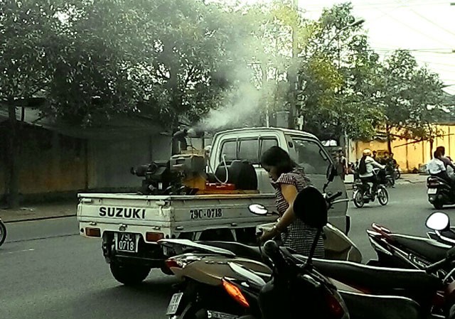 'Sốc' với clip phun thuốc diệt muỗi như tưới cây ở Nha Trang Phun thuốc diệt muỗi trên đường thuộc phường Vĩnh Nguyên vào sáng 20/10.