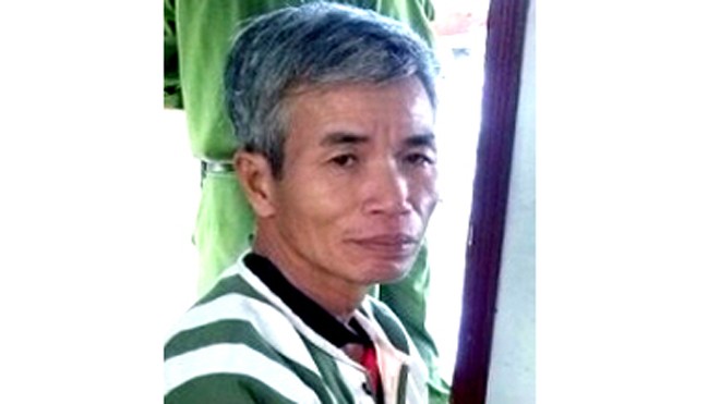 Nhiều người khống chế kẻ đập tủ kính, cướp tiệm vàng Nhiều người khống chế kẻ đập tủ kính, cướp tiệm vàng