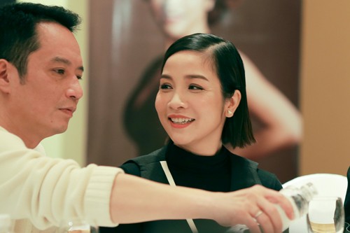 Mỹ Linh: 'Nếu được chọn lại, tôi vẫn lấy Anh Quân' Nhạc sĩ Anh Quân lặng lẽ chăm sóc cho Mỹ Linh suốt 18 năm hôn nhân.