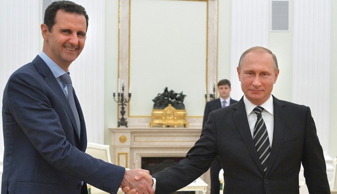 Ông Putin để ngỏ khả năng cho Tổng thống Syria tị nạn ở Nga Tổng thống Nga Vladimir Putin bắt tay người đồng cấp Syria Bashar Assad nhân chuyến thăm Nga của ông Assad hồi tháng 10/2015. Ảnh: AP.
