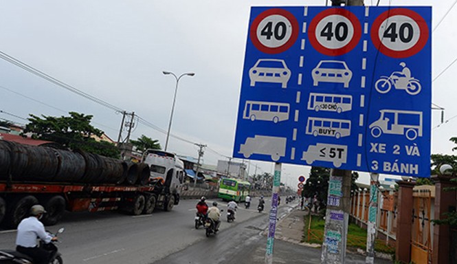 Nhổ gấp biển báo vô lí theo 'lệnh' Bộ trưởng Thăng Toàn bộ biển báo hạn chế tốc độ vô lí sẽ được tháo bỏ xong trước ngày 1/3/2016 theo "lệnh" của Bộ trưởng Đinh La Thăng. Ảnh: VOV giao thông.