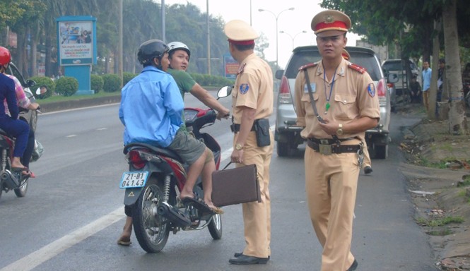 Quy định mới về quyền hạn của cảnh sát giao thông Lực lượng CSGT đang làm nhiệm vụ. Ảnh Xuân Ân.