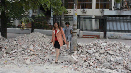 Chi cục Thuế tê liệt vì bị 'khủng bố' bằng phế thải Cán bộ nhân viên hay người dân muốn vào trụ sở Chi cục Thuế Hạ Long thì phải vượt qua những đống phế liệu xây dựng như thế này.