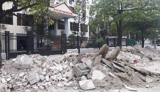 Cơ quan điều tra vào cuộc vụ phế thải 'vây' Chi cục Thuế Yêu cầu cơ quan điều tra vào cuộc làm rõ những đối tượng đổ phế thải xây dựng, "vây" trụ sở Thuế.