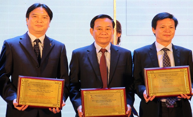 Bảo tàng Dân tộc học được yêu thích nhất Việt Nam Đại diện Bảo tàng Dân tộc học Việt Nam (ngoài cùng bên trái) nhận giải thưởng Bảo tàng được yêu thích nhất 2015.