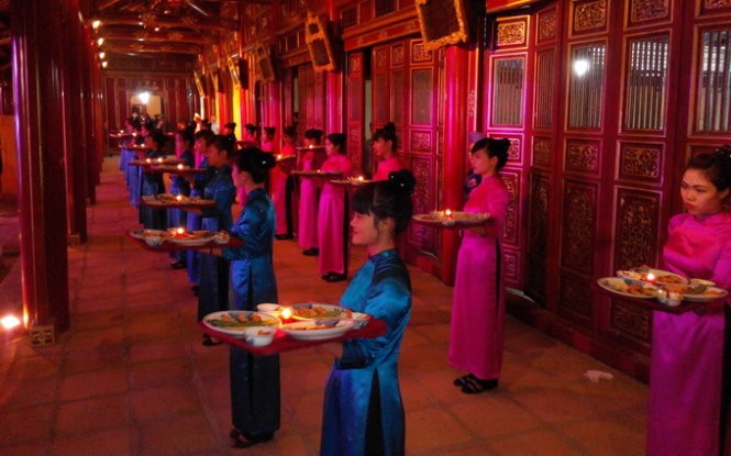 Tiền tỷ một suất ẩm thực cung đình Huế Tái hiện một bữa ngự yến của triều Nguyễn tại Fesstival Huế 2014. Ảnh: Tuổi trẻ