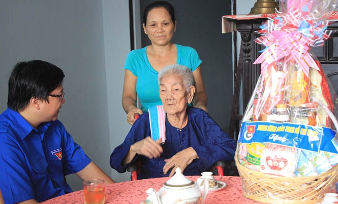 Trung ương Đoàn tri ân các Mẹ Việt Nam Anh hùng huyện Hóc Môn Anh Trịnh Minh Thái, Phó Chánh văn phòng T.Ư Đoàn đại diện T.Ư Đoàn thăm hỏi, tặng quà Mẹ Việt Nam Anh hùng Huỳnh Thị Tư (ngụ xã Đông Thạnh, huyện Hóc Môn).