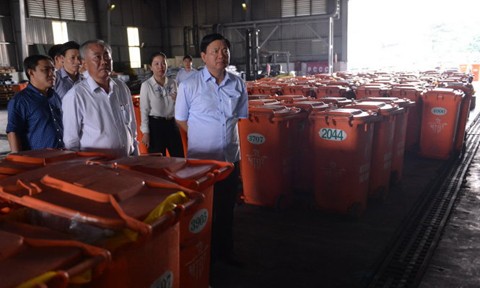 Khám chữa bệnh miễn phí cho người dân quanh bãi rác Đông Thạnh Bí thư Thành ủy TP.HCM Đinh La Thăng đã trực tiếp xuống bãi rác Đông Thạnh, kiểm tra công nghệ xử lý rác. Ảnh: TTO.