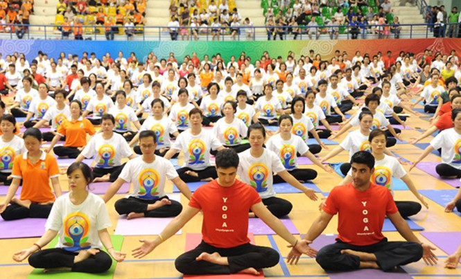Ngày Quốc tế Yoga lần thứ 2 Màn đồng diễn yoga tại Cung Thể thao Quần Ngựa, Hà Nội năm 2015.