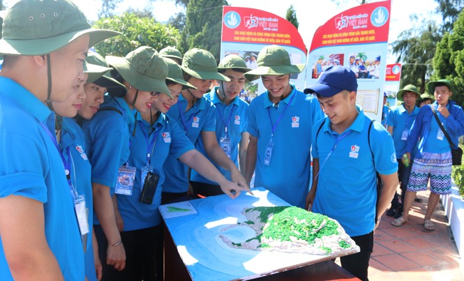 Nồng nàn tình yêu với biển đảo Tổ quốc Đông đảo sinh viên tìm hiểu về mô hình đảo Cô Tô tại triển lãm được tổ chức trong khuôn viên tượng đài Hồ Chủ Tịch.