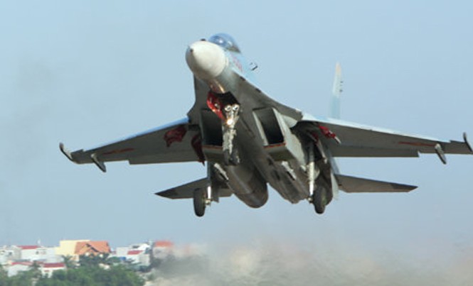 Trục vớt vật thể nghi là trục lốp trước của Su 30MK2 Máy bay Su-30MK2. Ảnh tư liệu.