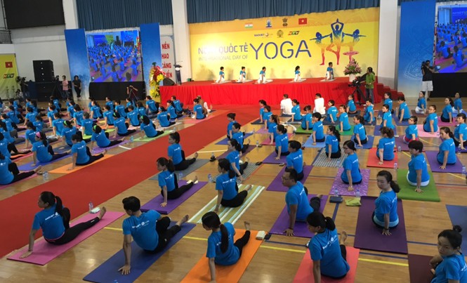 TPHCM: Hơn 1.000 người tham dự Ngày quốc tế yoga Hơn 500 người đồng diễn yoga tại Sân vận động trong nhà Hồ Xuân Hương, số 2 phố Hồ Xuân Hương, Quận 3, Thành phố Hồ Chí Minh.