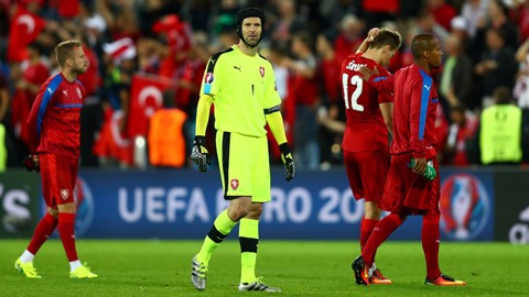 Thủ môn Petr Cech buồn nẫu ruột vì sớm phải rời EURO Thủ môn Petr Cech buồn nẫu ruột vì sớm phải rời EURO