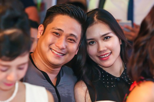 Vợ Minh Tiệp: 'Cưới tôi, anh ấy bớt đam mê ô tô, đồng hồ' Minh Tiệp và vợ thân mật khi cùng tham gia một sự kiện.