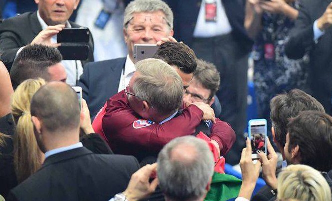Vô địch EURO, Ronaldo được Six Alex khen nức nở Vô địch EURO, Ronaldo được Six Alex khen nức nở
