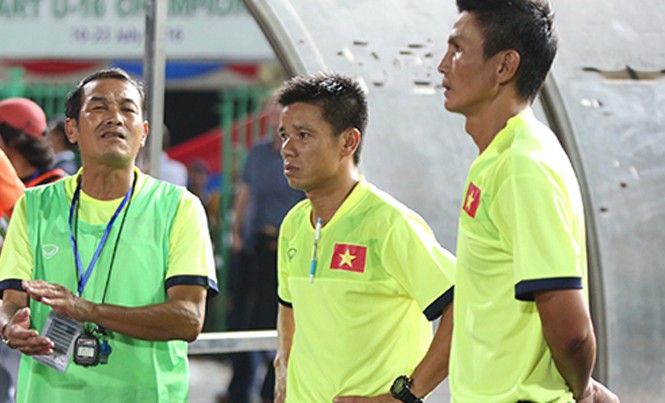 HLV U16 Việt Nam: 'Cầu thủ mất Cup vì quá hưng phấn' HLV Đinh Thế Nam (trái) tiếc nuối khi U16 Việt Nam đã dẫn 3-1 nhưng lại để thua trong trận chung kết. Ảnh: Đức Đồng.