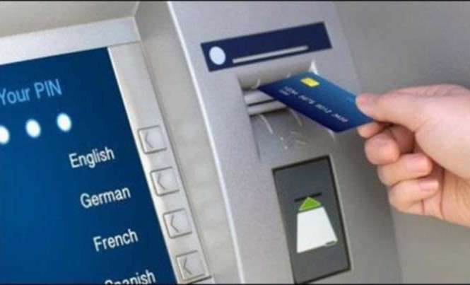 Phá đường dây tin tặc chiếm quyền điều khiển máy ATM Một máy ATM bị trộm rút tiền ở Nhật Bản.