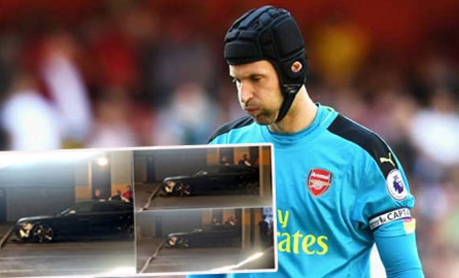 Thủ môn Petr Cech bị tai nạn ô tô sau trận thua Liverpool Thủ môn Petr Cech bị tai nạn ô tô sau trận thua Liverpool