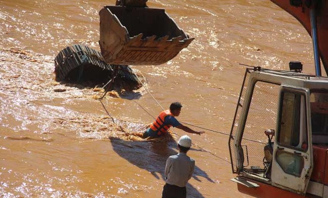 Tìm thấy một thi thể vụ vỡ van đường dẫn thủy điện Lực lượng chức năng trục vớt xe và tìm kiếm thi thể nạn nhân.