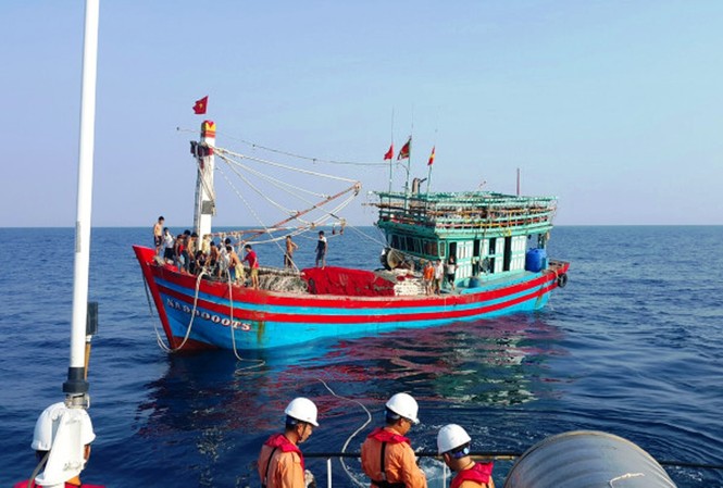 Cứu hộ thành công tàu cá 19 thuyền viên gặp nạn trên biển Tàu cá NA 90000 TS bị nạn trên biển.