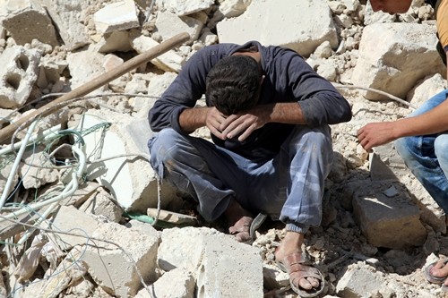 Nga bị tố nối lại không kích ở Aleppo Một người đàn ông mất đi người thân sau một đợt không kích ở khu al-Qaterji, Aleppo, ngày 11/10. Ảnh: Reuters.