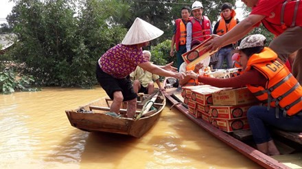 Quyên góp giúp đồng bào bão lụt 29,2 triệu đồng Các đoàn tình nguyện đang huy động ủng hộ để tiếp sức đồng bào miền Trung bị thiệt hại lũ lụt.