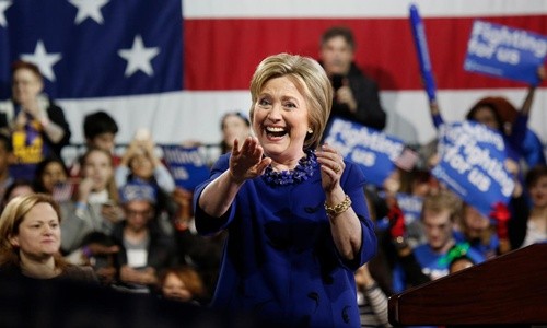 Những đại gia đứng sau quỹ tranh cử tỷ USD của Clinton Ứng viên tổng thống Mỹ đảng Dân chủ Hillary Clinton tại một buổi vận động tranh cử. Ảnh: LATimes.