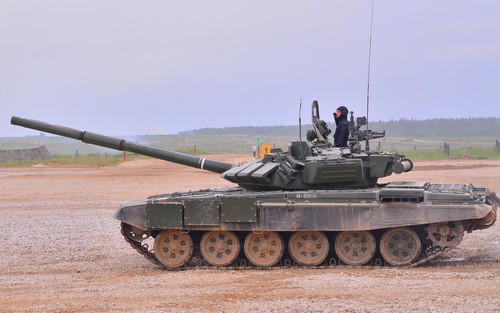 Lính Nga điều khiển xe tăng T-72B3 vẽ tranh, cắt táo Xe tăng T-72B3 tại triển lãm Army 2015 của Nga. Ảnh: Xuân Hoàn.