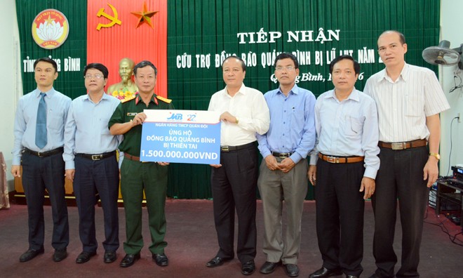 Hàng tỷ đồng của CBNV MB đã về tới đồng bào miền Trung Hàng tỷ đồng của CBNV MB đã về tới đồng bào miền Trung