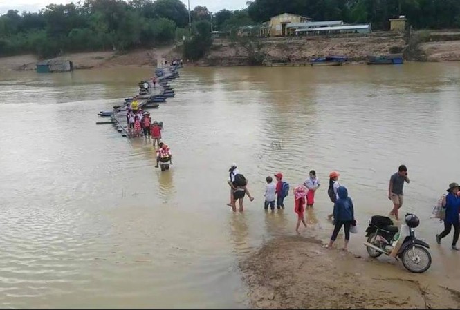 Cầu bị lũ phá hỏng, gần 100 học sinh lội nước tới trường Gần 100 học sinh thuộc trường mầm non Phương Mỹ và tiểu học Phương Mỹ (huyện Hương Khê) vẫn phải chịu cảnh lội nước tới trường.