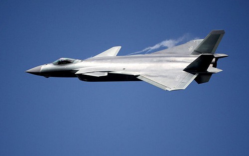 Tiêm kích J-20 Trung Quốc có thể đe dọa máy bay tàng hình Mỹ Máy bay J-20 sẽ là mối đe dọa với Không quân Mỹ. Ảnh: Reuters.