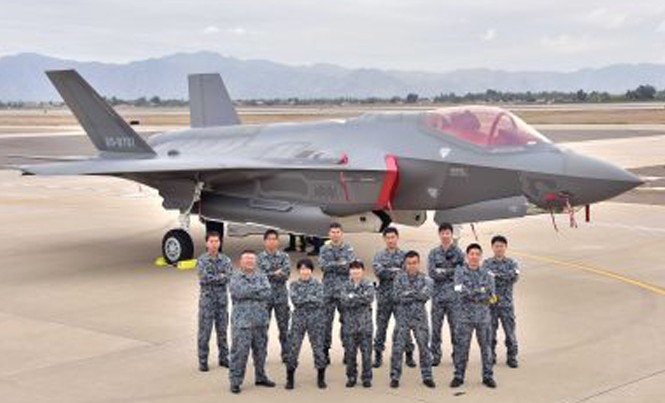 Nhật Bản nhận chiến đấu cơ đa nhiệm F-35 đầu tiên từ Mỹ Các phi công của JASDF tại căn cứ Luke. Ảnh: USAirForce.