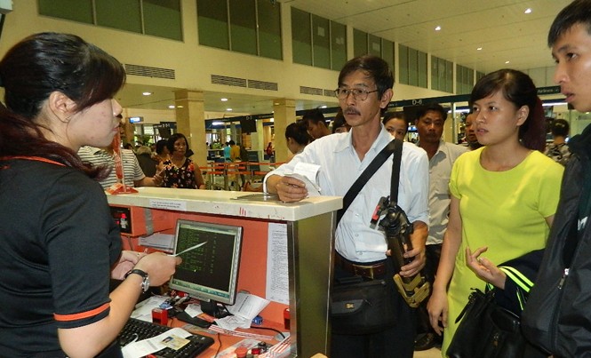 Tân Sơn Nhất thêm máy soi, check -in tự động trong dịp Tết Hành khách làm thủ tục tại sân bay Tân Sơn Nhất.