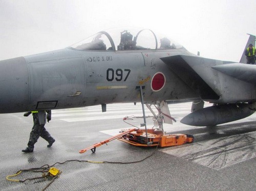 Tiêm kích F-15 Nhật rụng bánh, sân bay đóng cửa Chiếc F-15 gặp sự cố rụng bánh tại sân bay Naha. Ảnh: Japan Times.