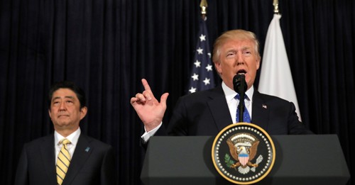 Ông Trump nói gì sau khi Triều Tiên phóng tên lửa? Tổng thống Trump và Thủ tướng Abe họp báo chung tối 11/2 tại Florida, Mỹ. Ảnh: Reuters.