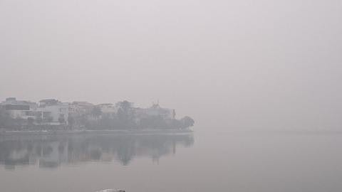 Hà Nội bất ngờ có sương mù vào sáng sớm Sương mù ở khu vực đường ven hồ Xuân Diệu, Hà Nội vào sáng nay (15/2).