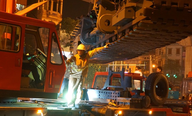 Bắt đầu lắp đặt tàu đường sắt Cát Linh-Hà Đông Cần cẩu 250 tấn được lắp đặt để vận chuyển đoàn tàu lên đường ray. Ảnh: Sỹ Lực.