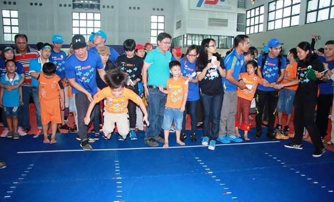 Bạn nhỏ tự kỷ và phụ huynh sôi nổi trong ngày hội thể thao thân thiện Bạn nhỏ tự kỷ và phụ huynh sôi nổi trong ngày hội thể thao thân thiện