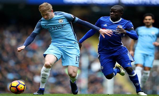 Chelsea vs Man.City: Song hùng kỳ hiệp N'Golo Kante (phải, Chelsea) khoá chặt Kevin De Bruyne (Man.City) ở lượt đi.