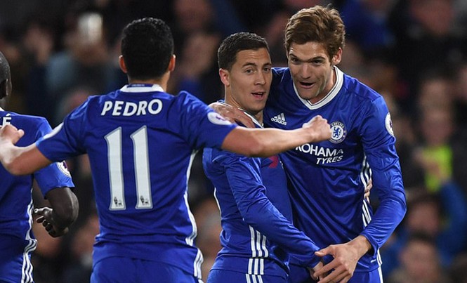 Hazard lập cú đúp, Chelsea hạ gục Man City Hazard (giữa) ăn mừng cùng các đồng đội sau khi ghi bàn.